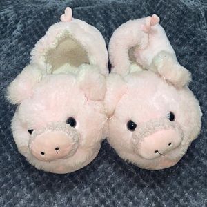 Pig slippers that can fit sizes 7-8.5